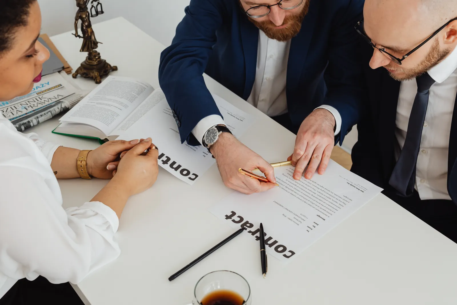 Equipo revisando cuidadosamente un contrato